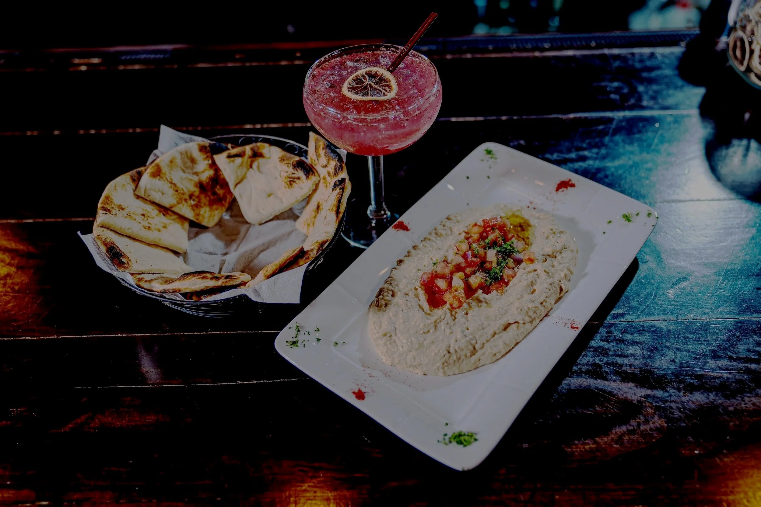 Deliciosa comida con pan árabe y coctel.jpg