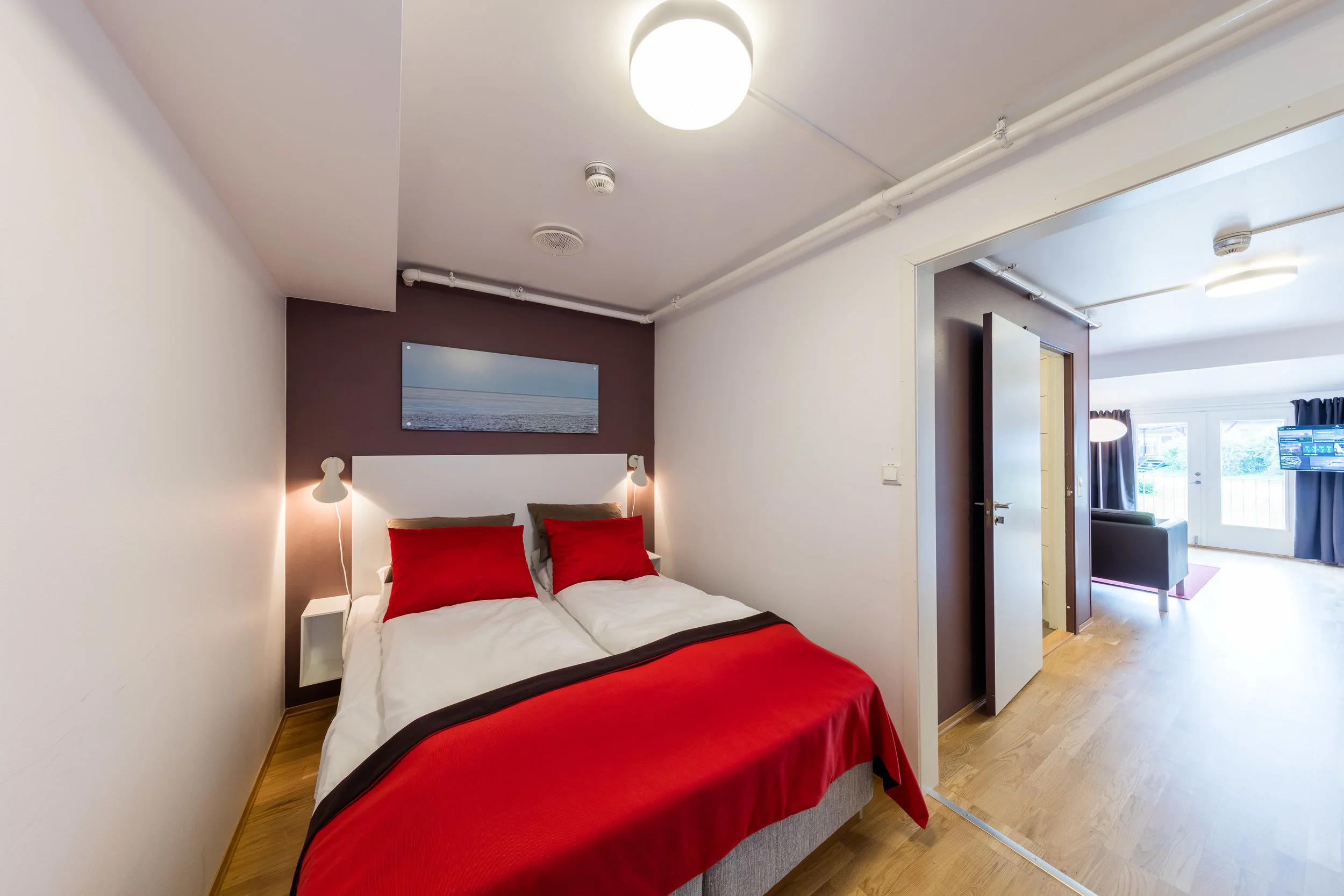 Ditt hotell sentralt i Hitra- og Frøyaregionen. Hotellrom, hytter og leiligheter. Gratis WiFi. Åpen restaurant hver dag. Spennende aktiviteter for grupper og kursdeltakere.