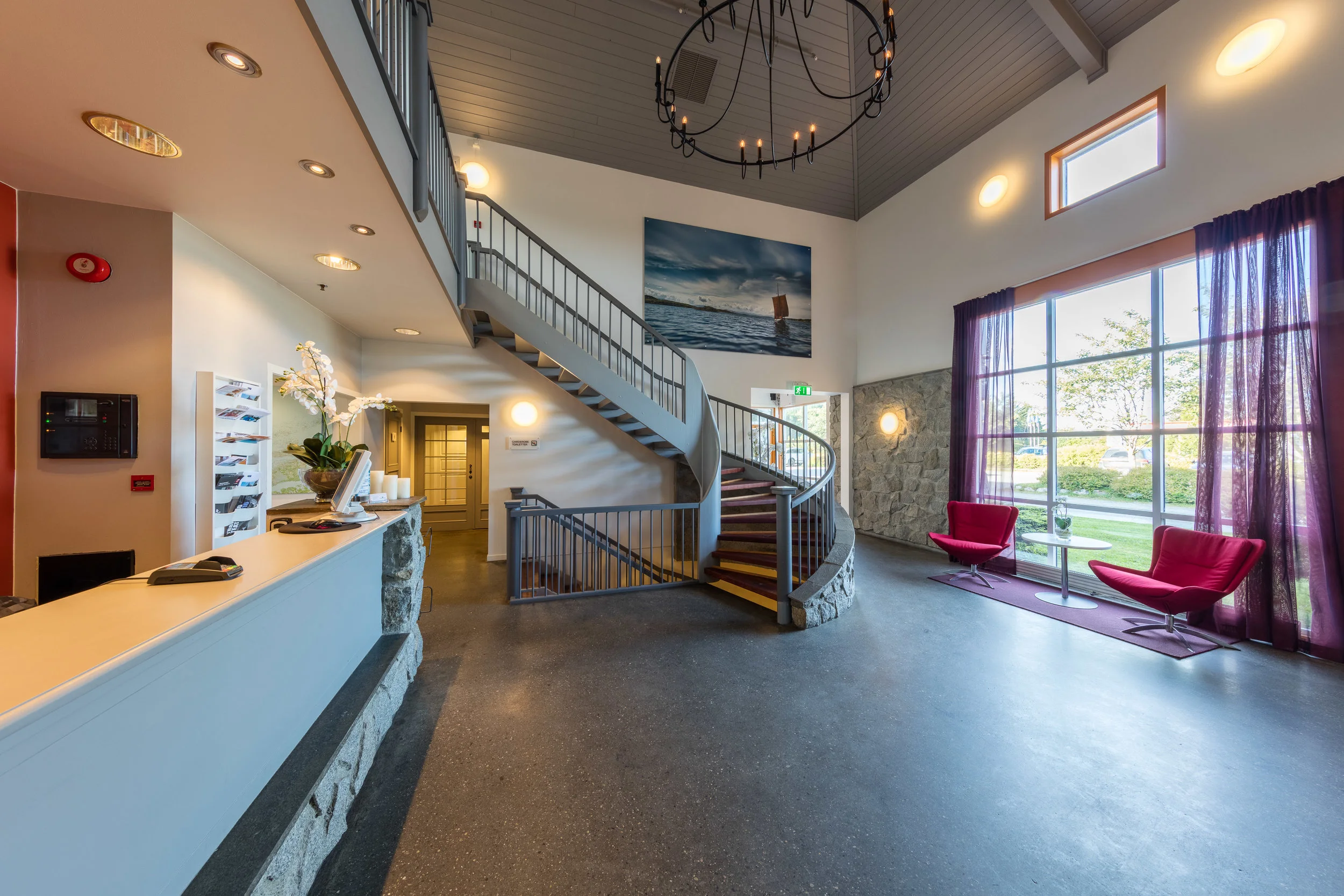 Ditt hotell sentralt i Hitra- og Frøyaregionen. Hotellrom, hytter og leiligheter. Gratis WiFi. Åpen restaurant hver dag. Spennende aktiviteter for grupper og kursdeltakere.