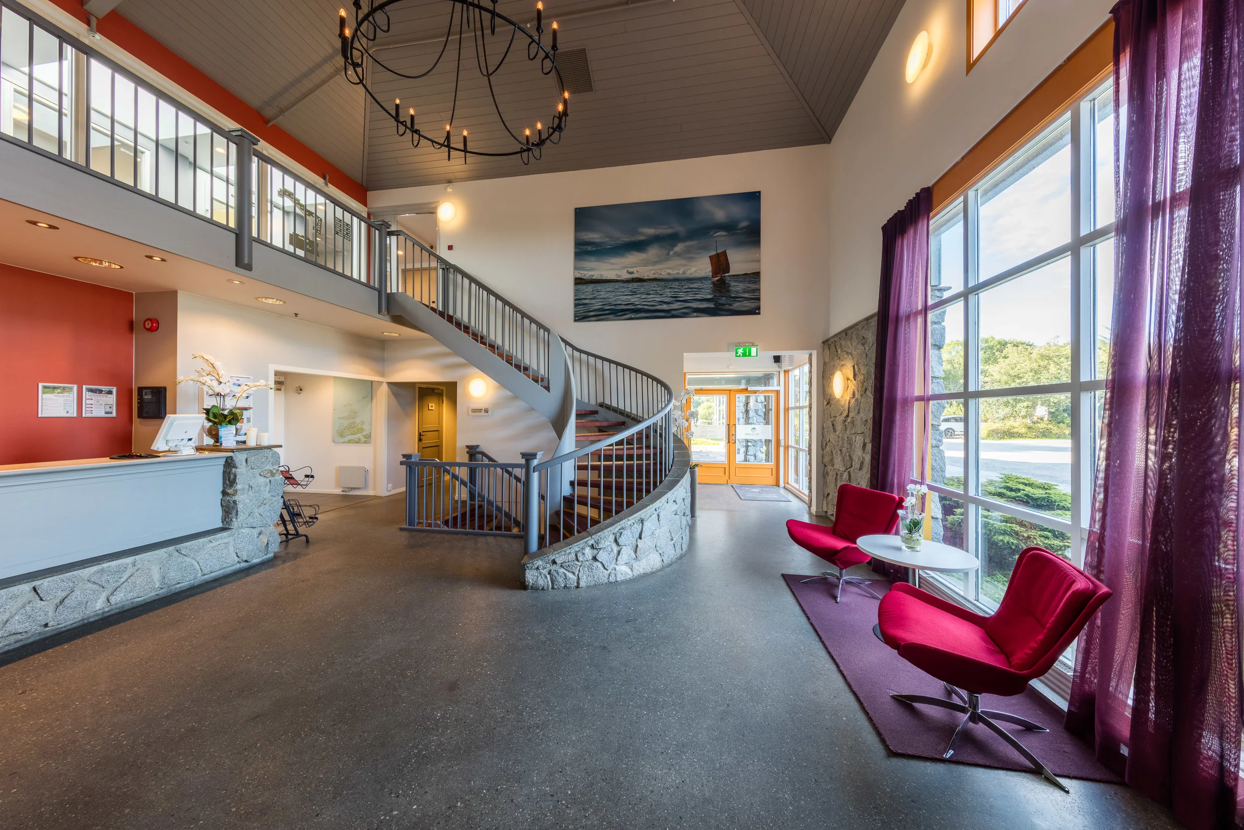 Ditt hotell sentralt i Hitra- og Frøyaregionen. Hotellrom, hytter og leiligheter. Gratis WiFi. Åpen restaurant hver dag. Spennende aktiviteter for grupper og kursdeltakere.