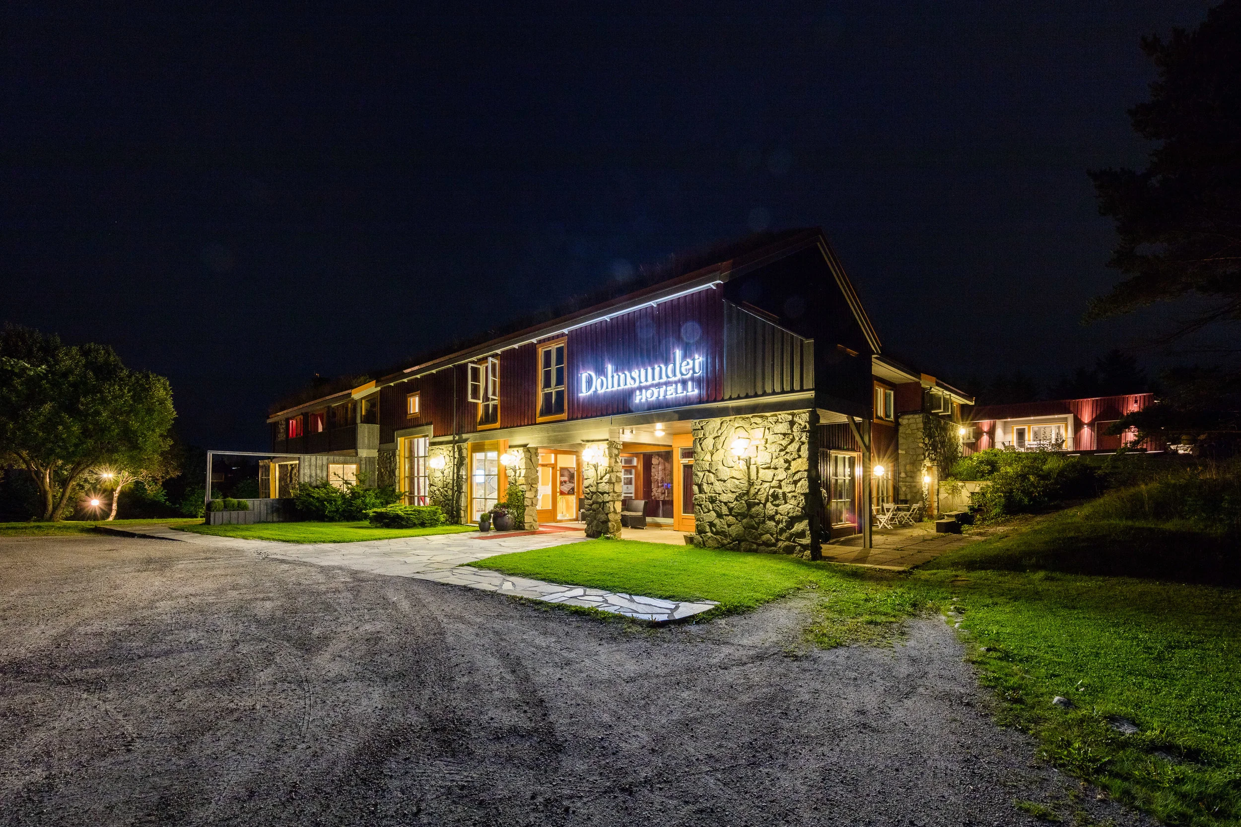Ditt hotell sentralt i Hitra- og Frøyaregionen. Hotellrom, hytter og leiligheter. Gratis WiFi. Åpen restaurant hver dag. Spennende aktiviteter for grupper og kursdeltakere.