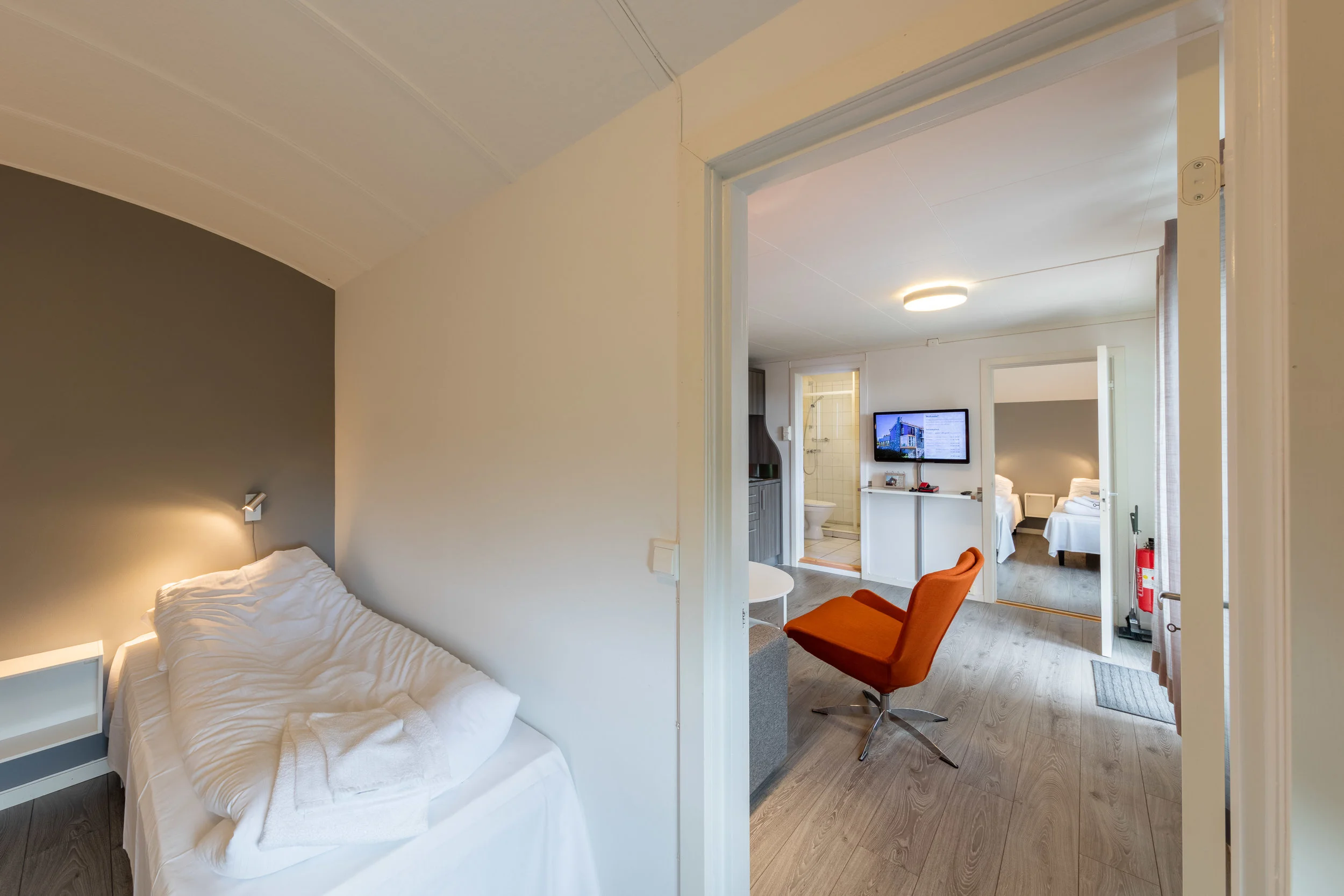 Ditt hotell sentralt i Hitra- og Frøyaregionen. Hotellrom, hytter og leiligheter. Gratis WiFi. Åpen restaurant hver dag. Spennende aktiviteter for grupper og kursdeltakere.