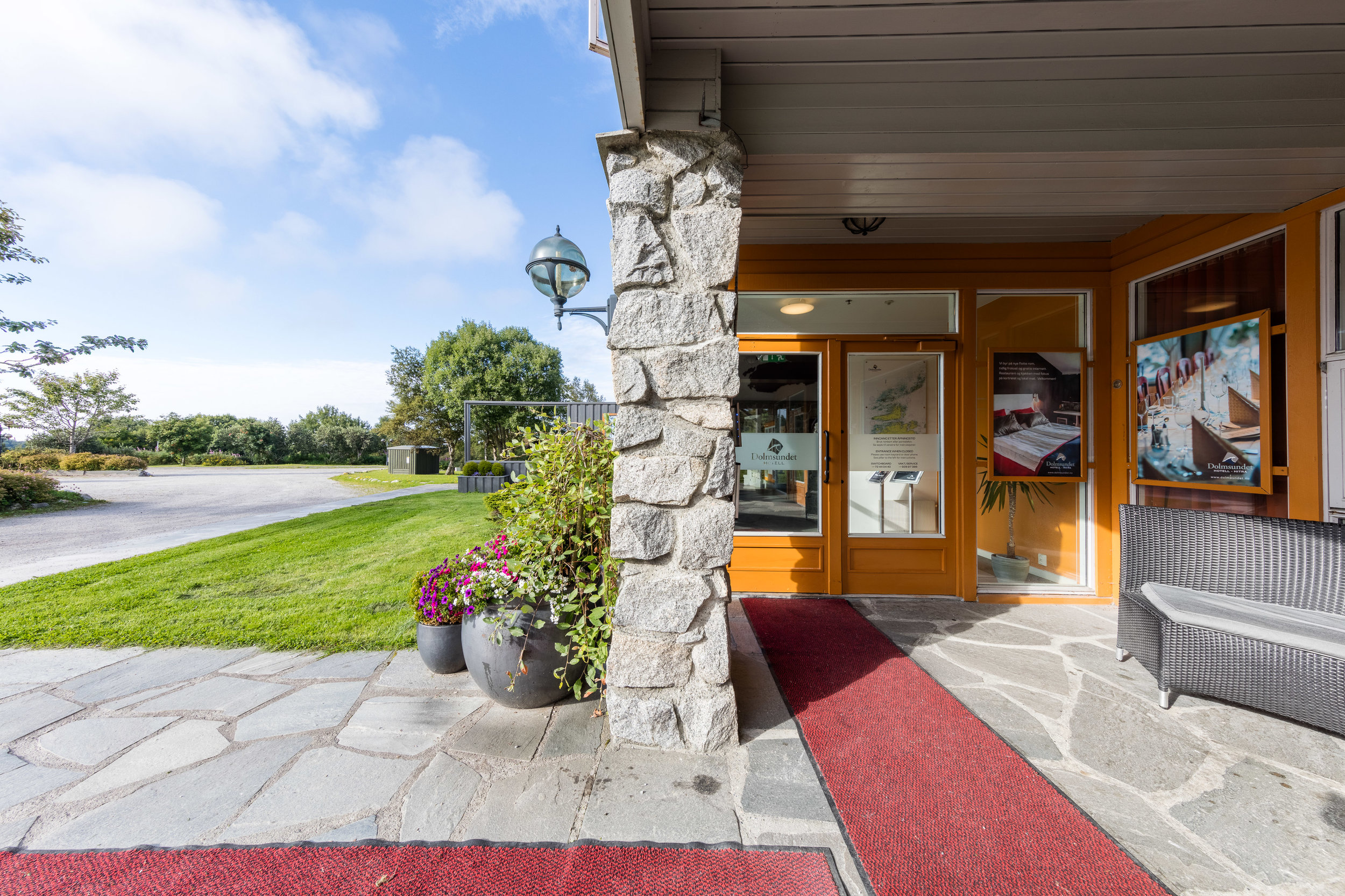 Ditt hotell sentralt i Hitra- og Frøyaregionen. Hotellrom, hytter og leiligheter. Gratis WiFi. Åpen restaurant hver dag. Spennende aktiviteter for grupper og kursdeltakere.