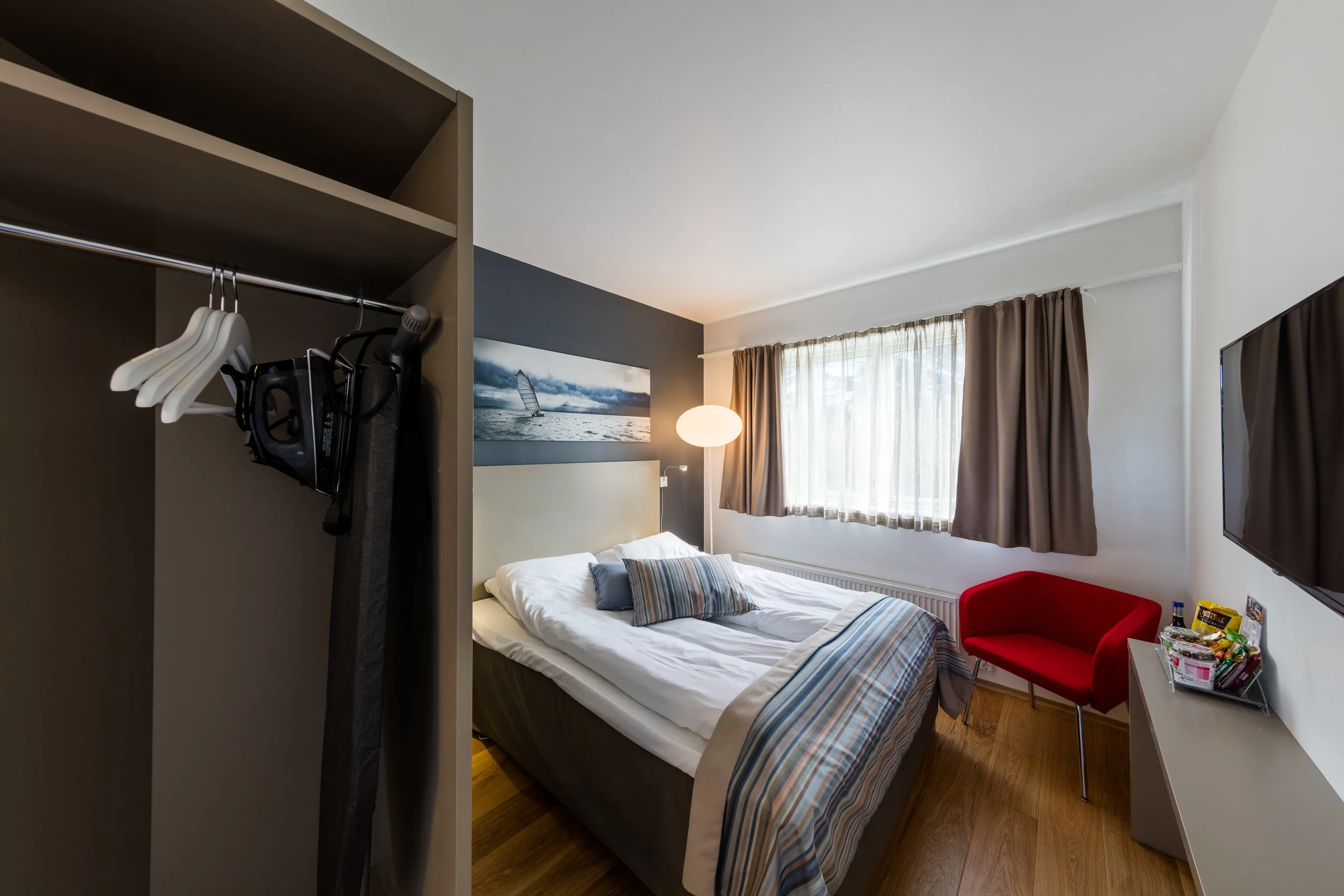 Ditt hotell sentralt i Hitra- og Frøyaregionen. Hotellrom, hytter og leiligheter. Gratis WiFi. Åpen restaurant hver dag. Spennende aktiviteter for grupper og kursdeltakere.