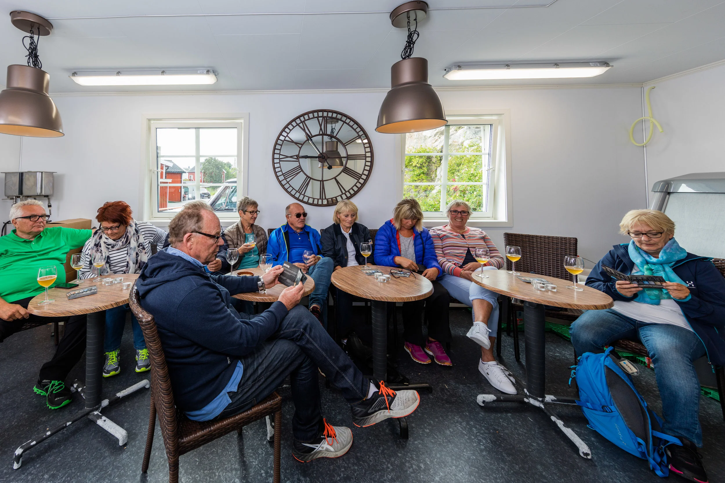 Ditt hotell sentralt i Hitra- og Frøyaregionen. Hotellrom, hytter og leiligheter. Gratis WiFi. Åpen restaurant hver dag. Spennende aktiviteter for grupper og kursdeltakere.