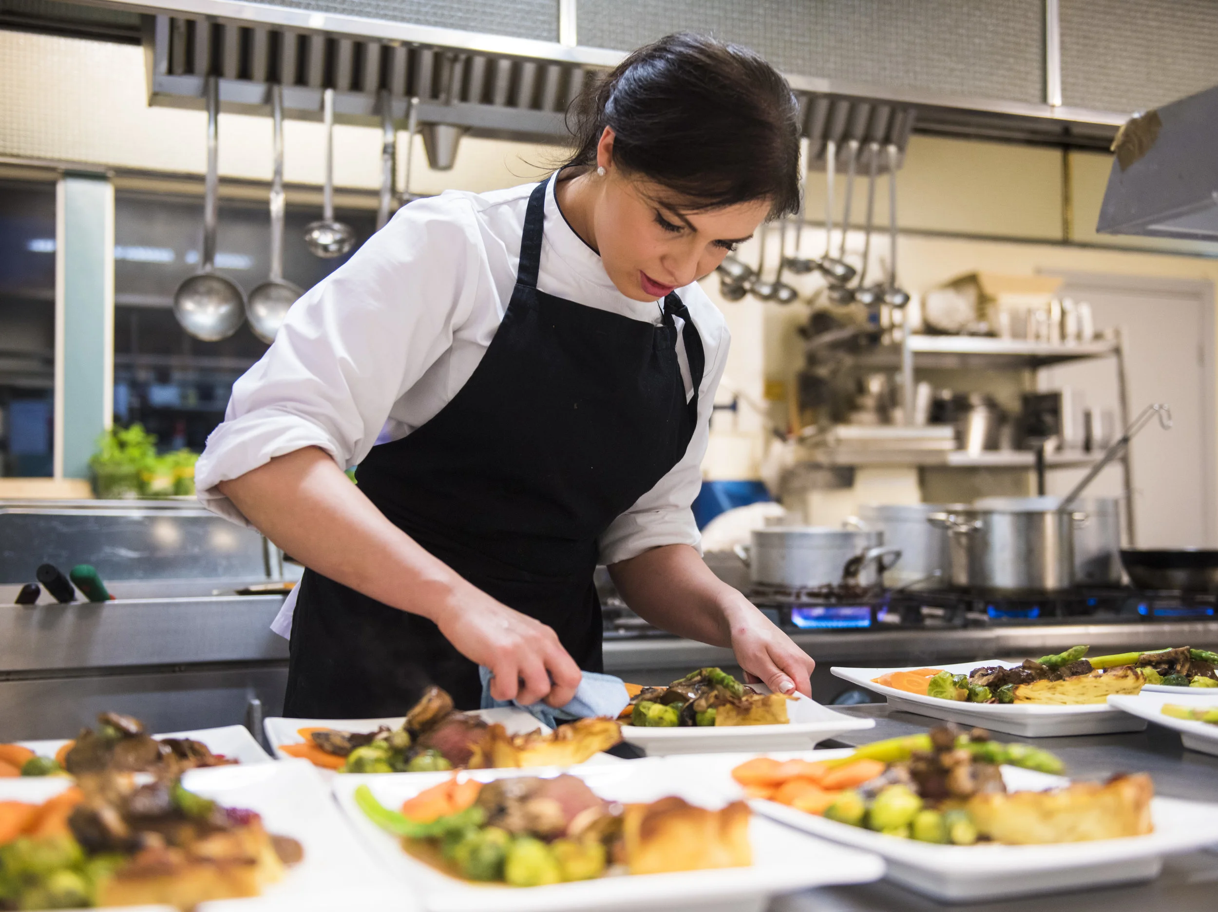 Justyna gjør siste finish på tallerkenen før vi serverer hjortefilet. 