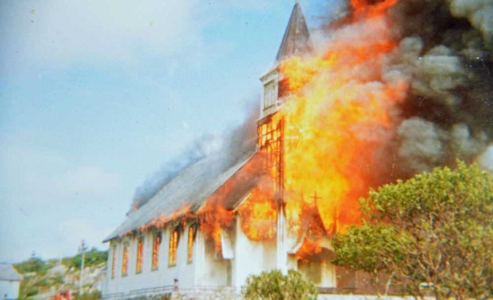 Brann i Sletta kirke i 1984. Foto Frøya.no