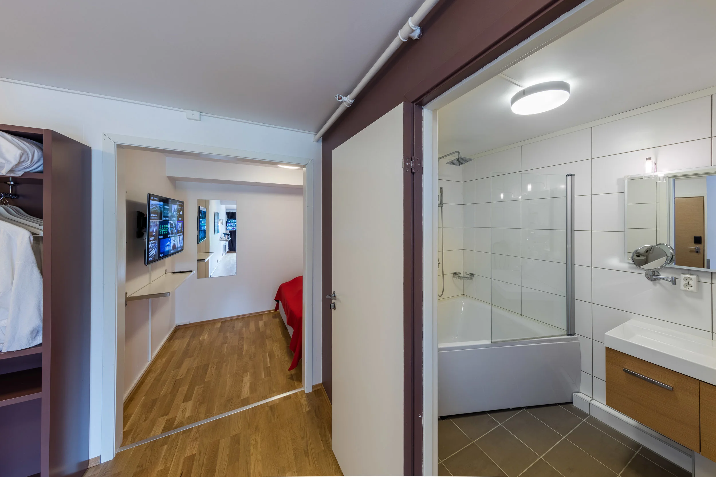 Ditt hotell sentralt i Hitra- og Frøyaregionen. Hotellrom, hytter og leiligheter. Gratis WiFi. Åpen restaurant hver dag. Spennende aktiviteter for grupper og kursdeltakere.