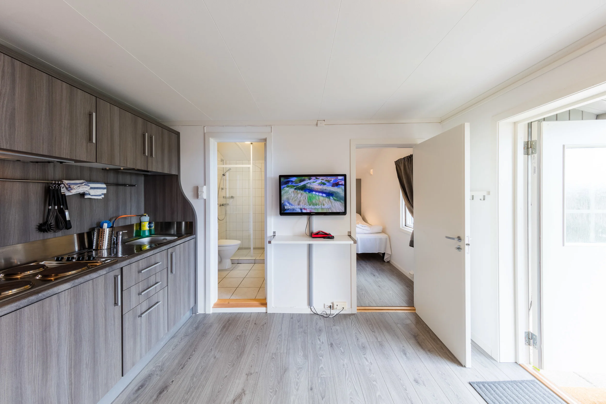 Ditt hotell sentralt i Hitra- og Frøyaregionen. Hotellrom, hytter og leiligheter. Gratis WiFi. Åpen restaurant hver dag. Spennende aktiviteter for grupper og kursdeltakere.