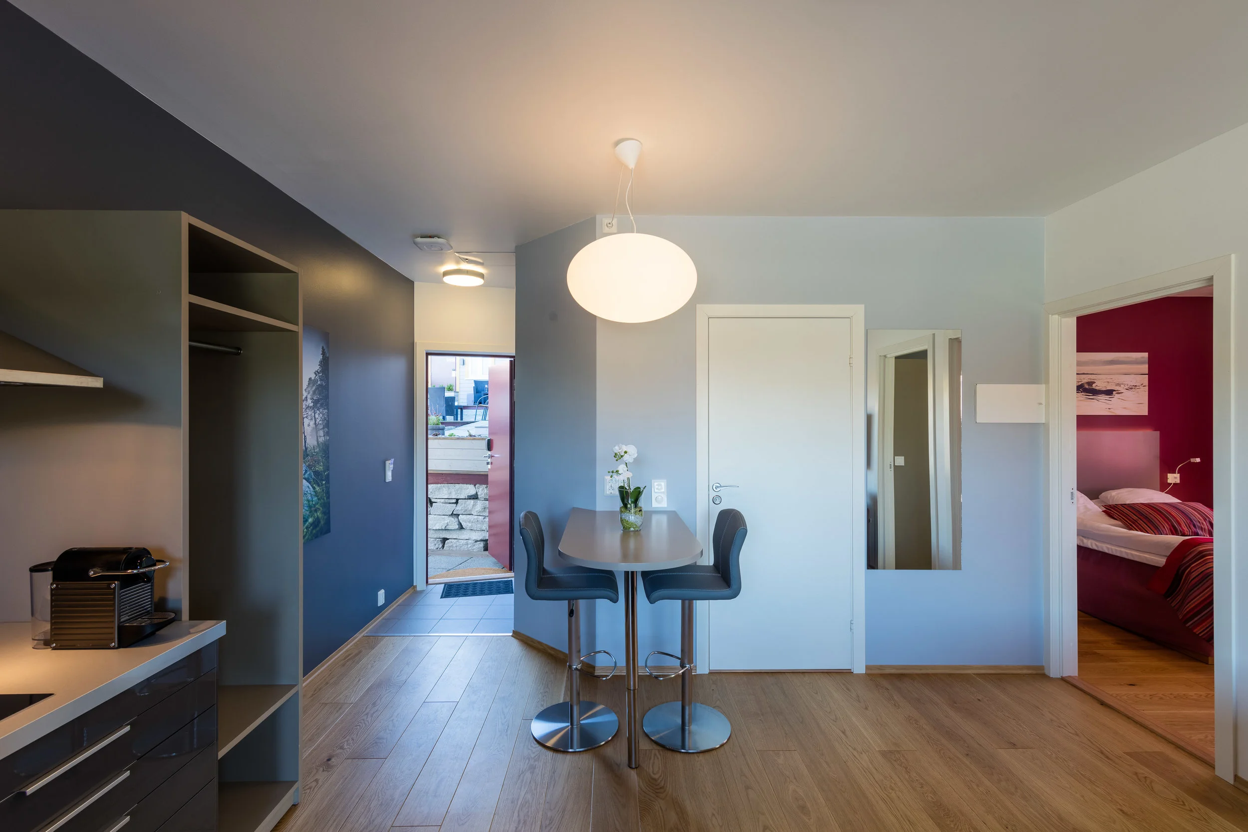 Ditt hotell sentralt i Hitra- og Frøyaregionen. Hotellrom, hytter og leiligheter. Gratis WiFi. Åpen restaurant hver dag. Spennende aktiviteter for grupper og kursdeltakere.