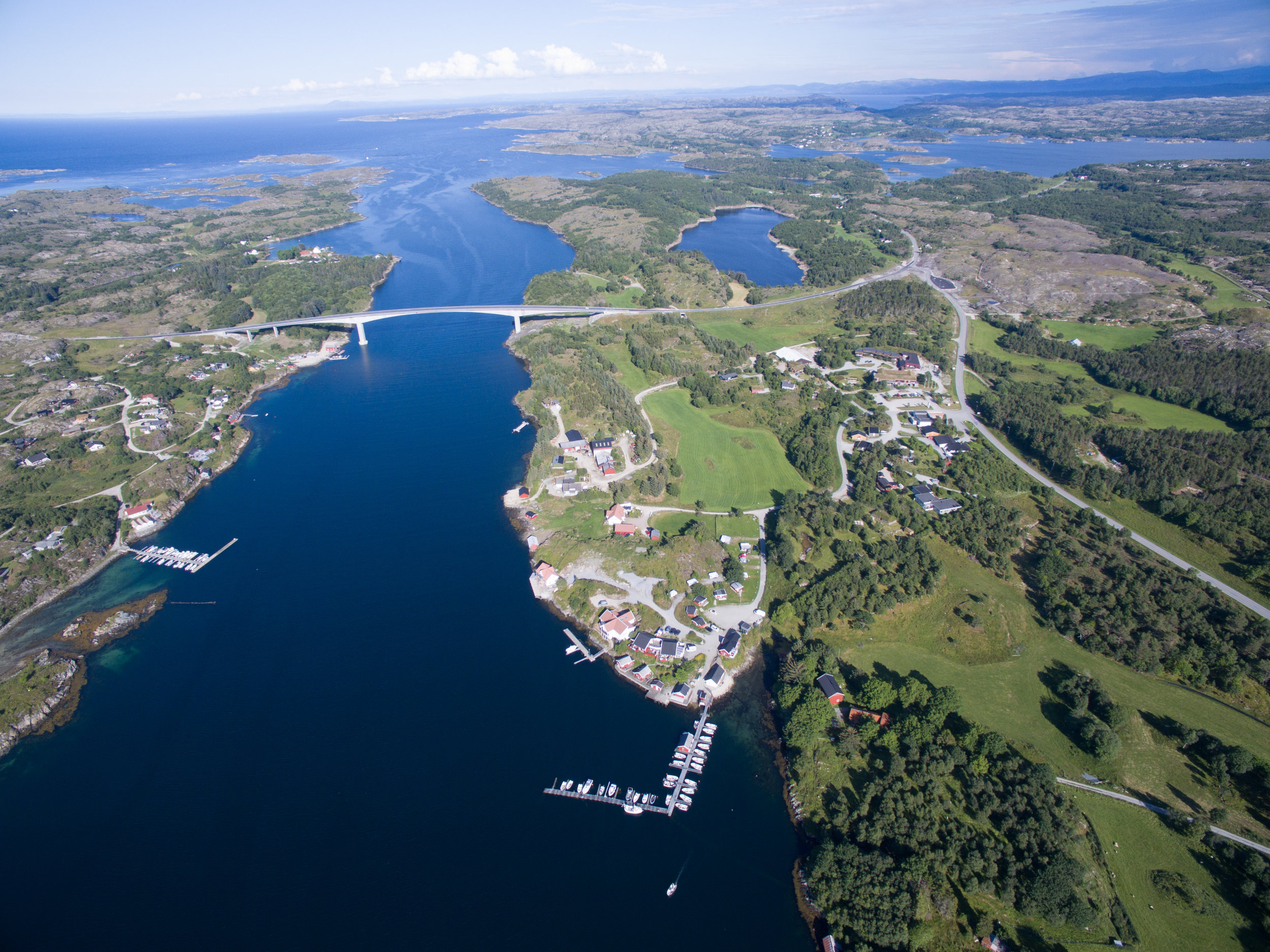 Den nye Dolmsundbrua knytter Hitra og Frøya sammen - samtidig som den gjør Dolmsundet hotell utrolig sentralt i øyregionen Frøya og Hitra!