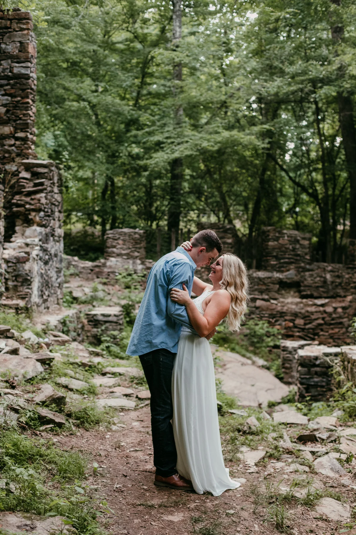 what-to-wear-in-summer-engagement-photos.jpg