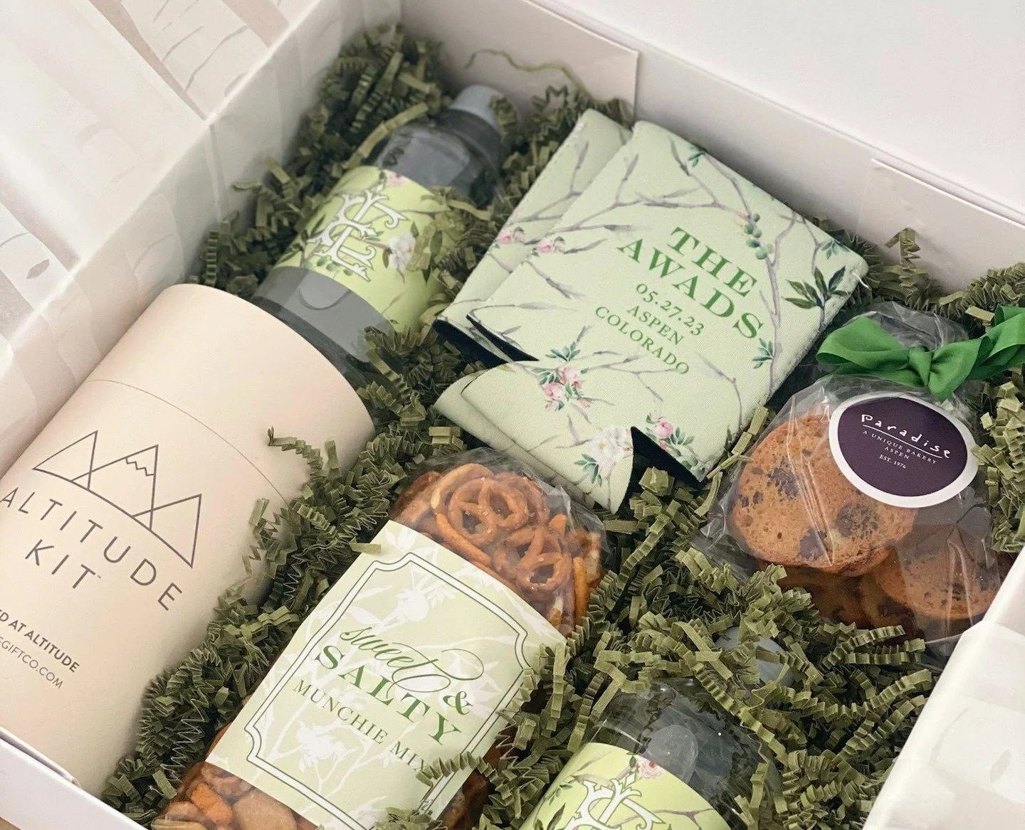 Sometimes thinking inside the box is an excellent idea. Just add mountain florals and greenery for a chic Rocky Mountain aesthetic. ⁠
⁠
⁠
⁠
⁠
#rockymountainbride #2026bride #customgifting #aspenweddings #aspenco #aspenbride #mountainchic #weddinggift