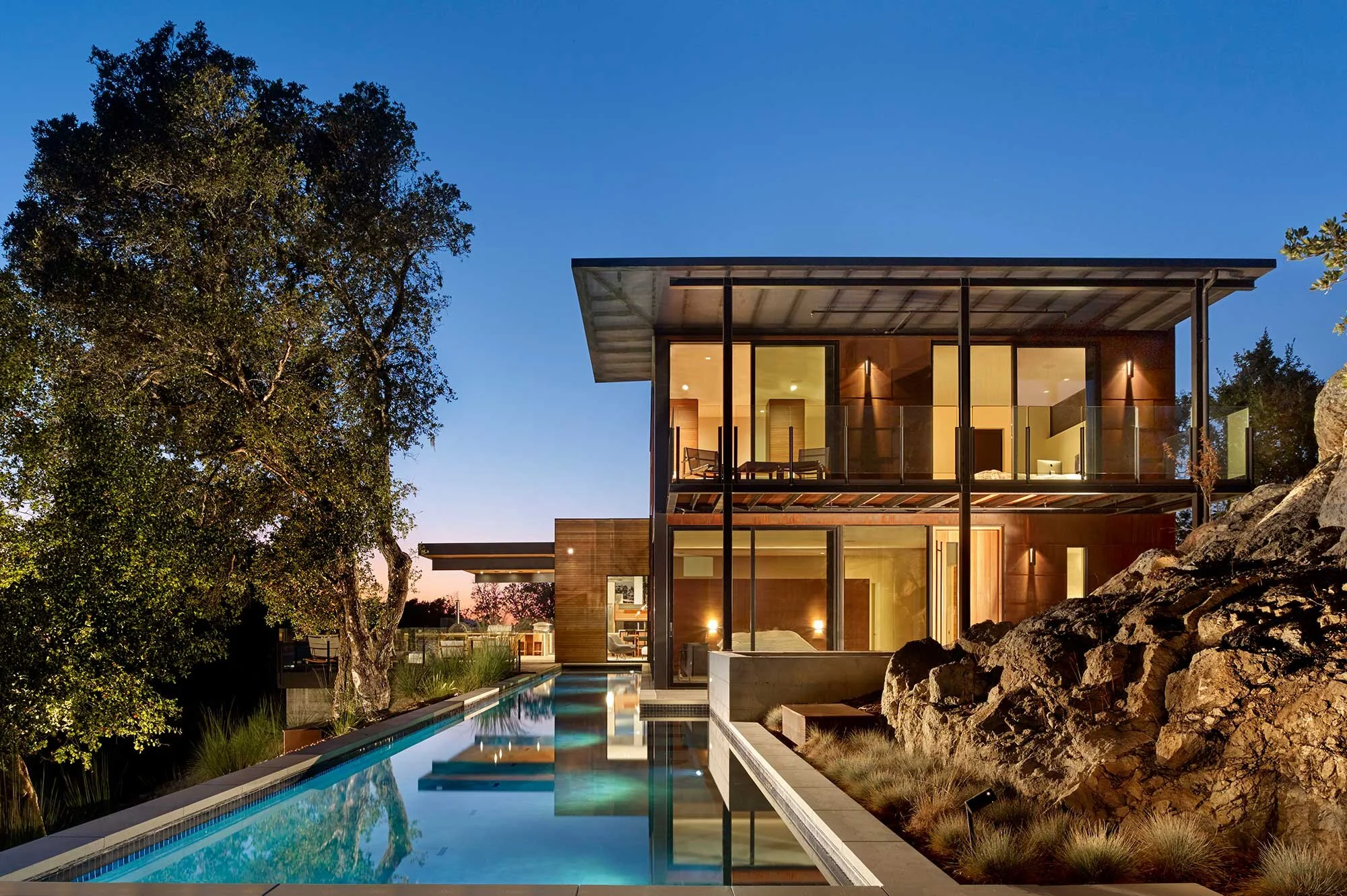 4.-RidgeView_Zack-_-de-Vito-Architecture_cesar-rubio_rear-long-shot_night_optimized.jpg