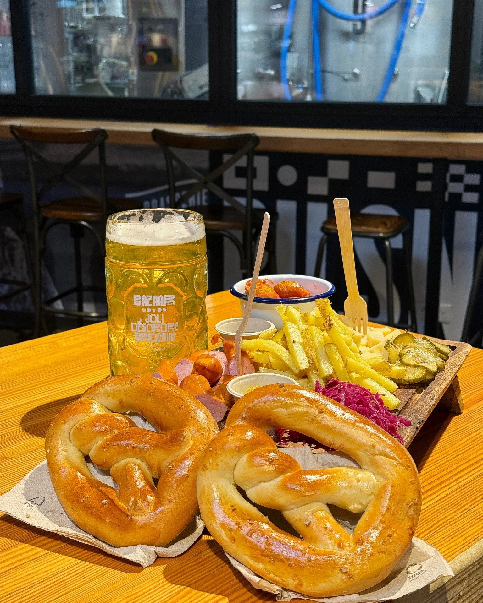 🟦⬜ L'𝓞𝓚𝓣𝓞𝓑𝓔𝓡𝓕𝓔𝓢𝓣 Brasserie Uncle c'est cette semaine au @@bazaarhall 🟦⬜
Du 9 au 12 octobre, le Bazaar se pare de bleu et blanc avec :
🍺 Les Tontons invitent 4 brasseries à découvrir ou redécouvrir: @bieredelaradeto