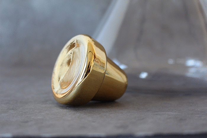 gold_stopper_wine_carafe.gif