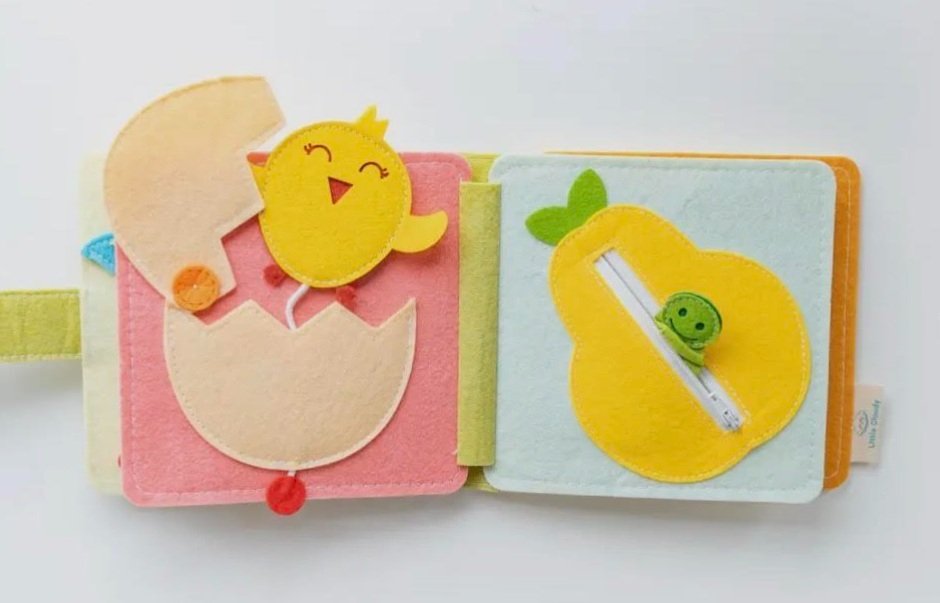 giraffe-felt-book_7.jpg