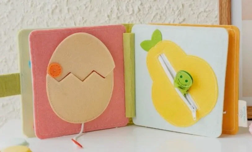 giraffe-felt-book_6.jpg
