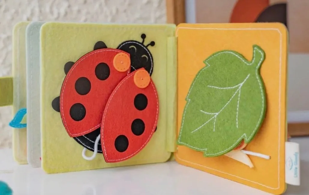 giraffe-felt-book_3.jpg