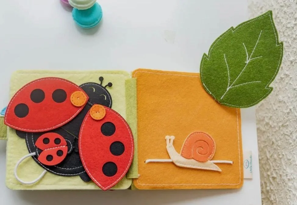 giraffe-felt-book_4.jpg