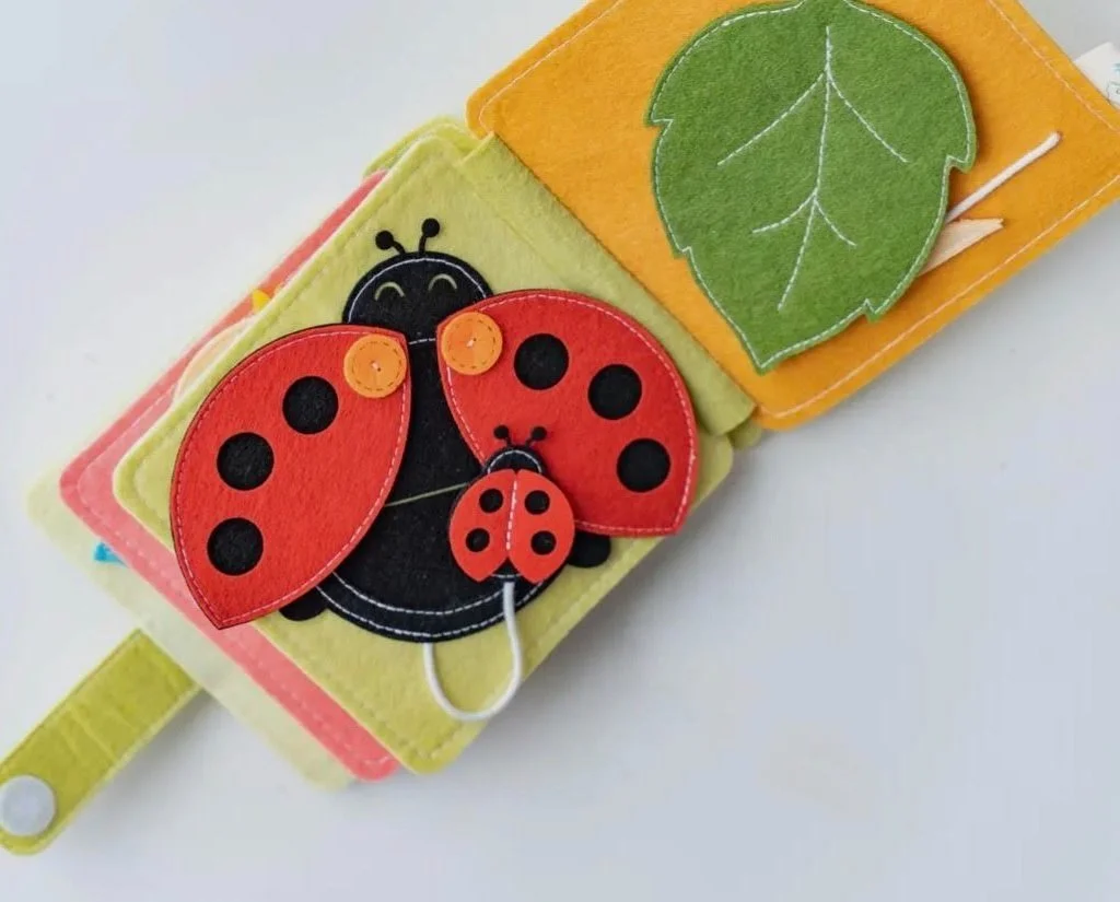 giraffe-felt-book_5.jpg
