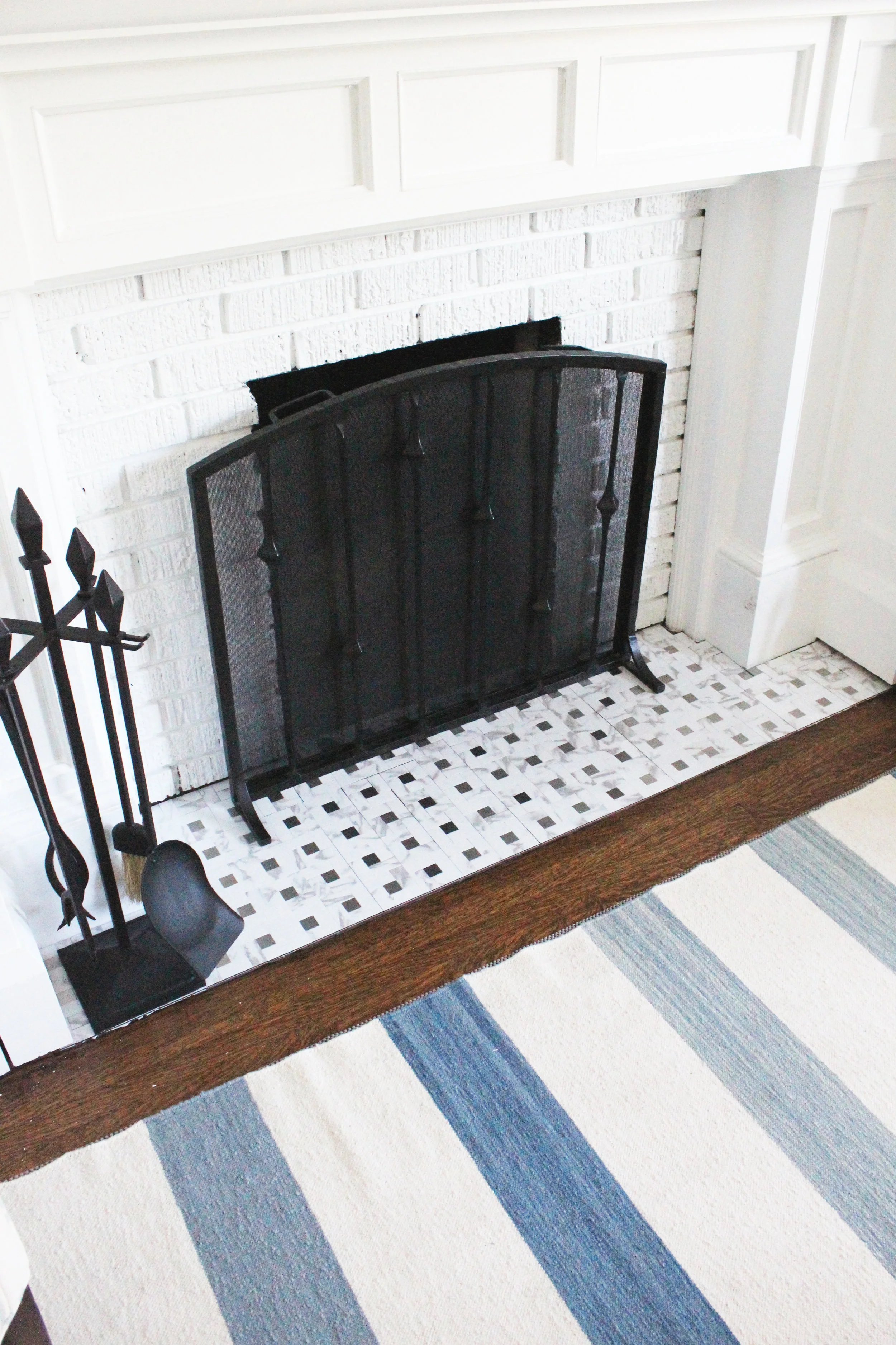 Updated fireplace! Fresh whites and faux-marbles, yummy! 