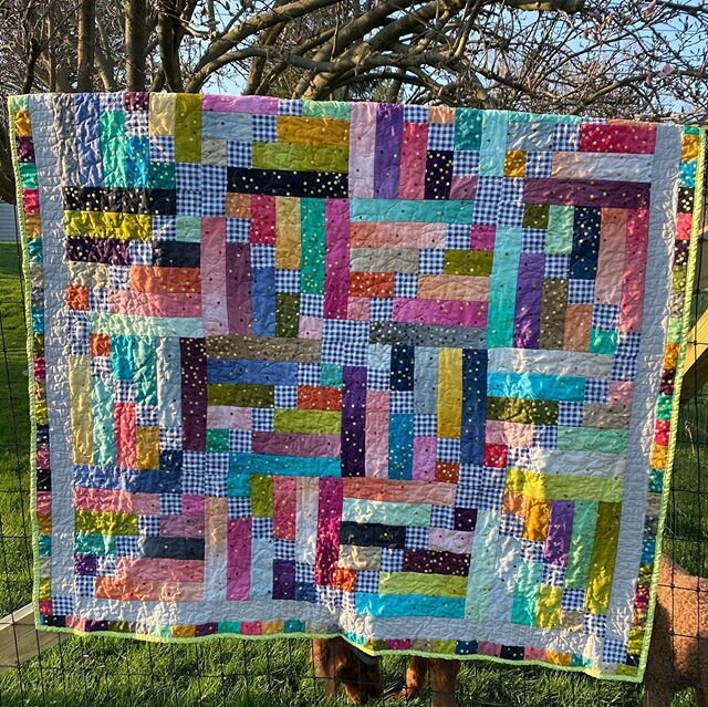 Finished this beauty two days ago!! #piperspoodles #pipersstandardpoodles #quilt #finishedquilt #freemotionquilting #FMQ