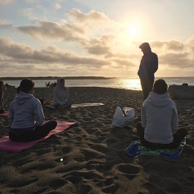 Yesterday we walked on to the beach as strangers, today we become friends 💁&zwj;♀️💁&zwj;♂️Nothing like a sunset beach yoga practice to set the mood for what is bound to be an epic weekend of relaxation at the #beerplusyogaretreat #justaddyoga