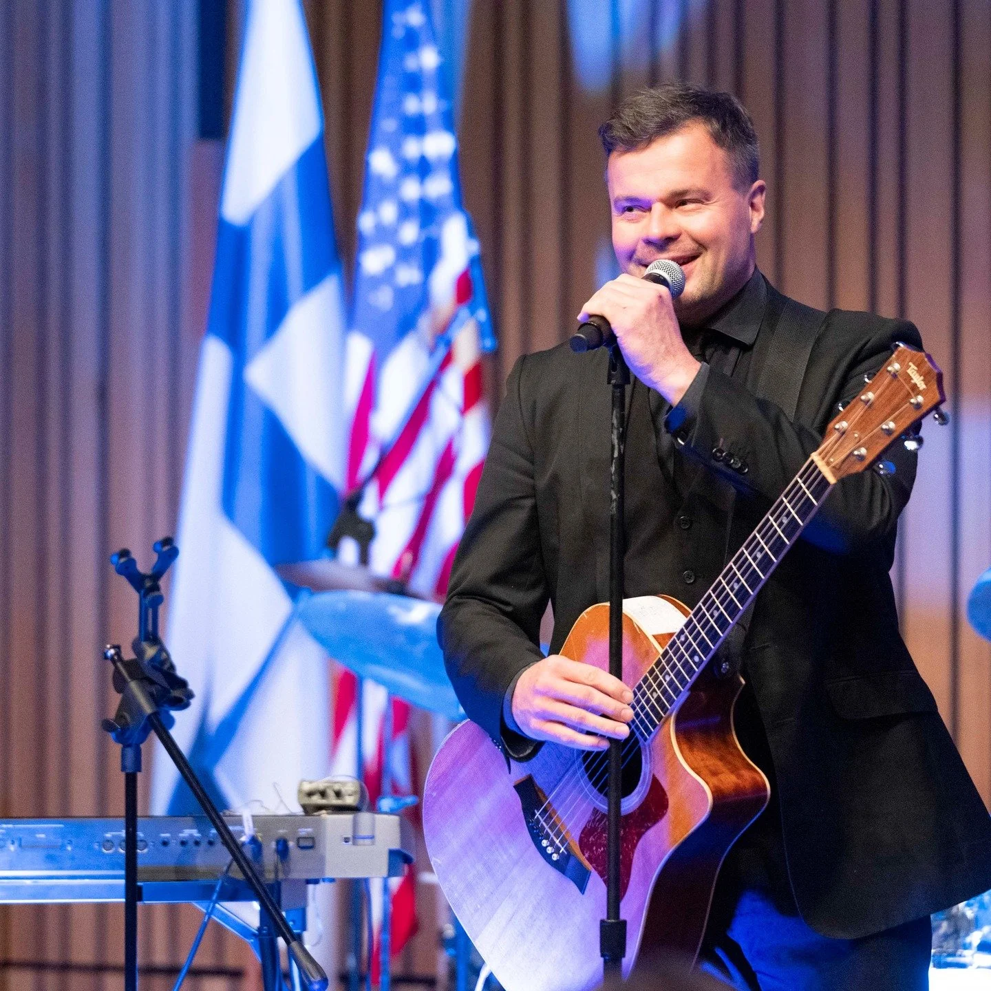 At @finlandiafoundationseattle Finnish Independence Day Party 2025.

📸 @ollitumelius 

With @kristiinahiukka, @outi.makiniemi and @finlandiafoundationnational