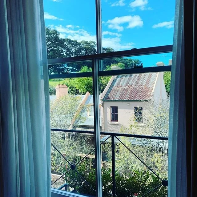 Feels like we are at beautiful country side 🥰 Nope! We are at The Langham with @blythe.rowe @krystalbarter filming! 😏💃