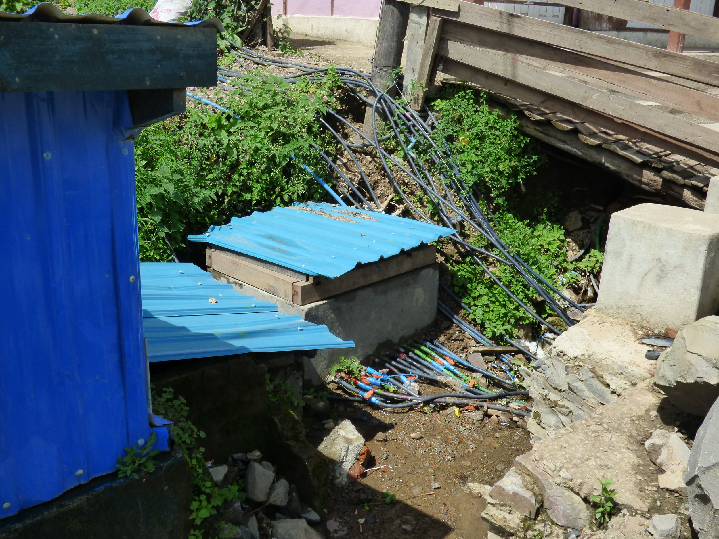 A spring source that distributes water to multiple houses in a block in the town 