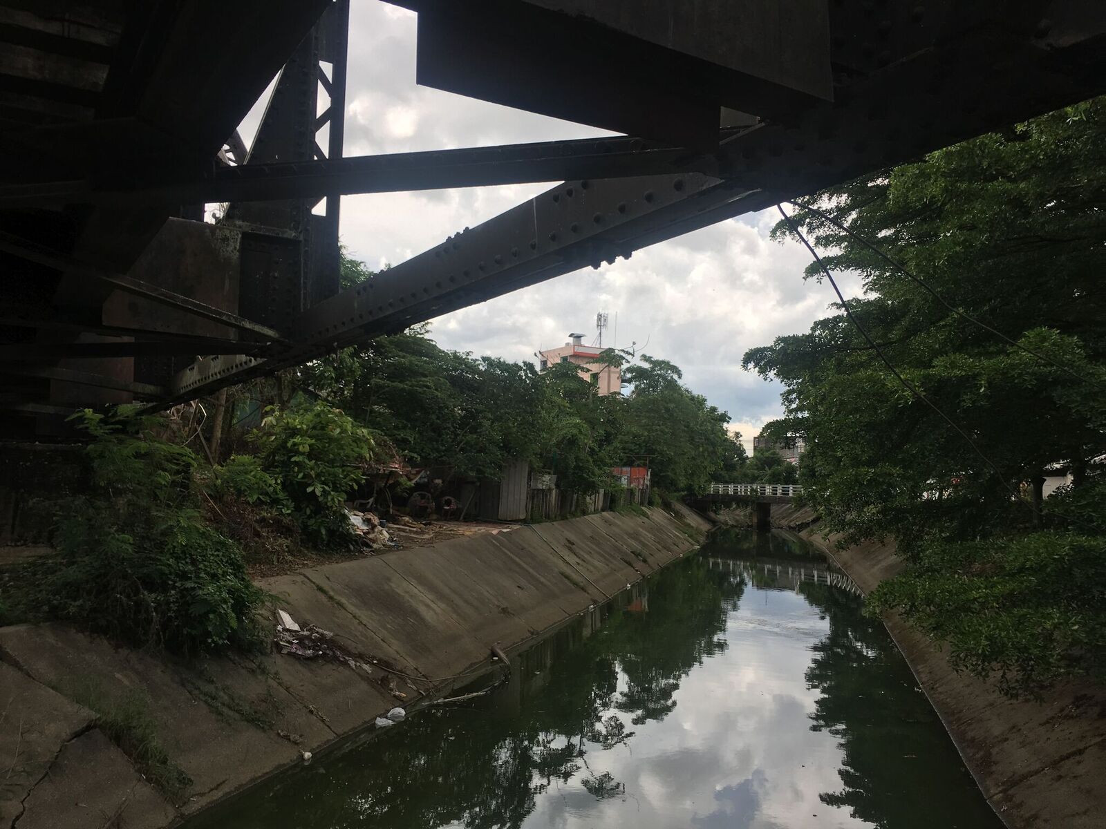  The canal alongside the back of Chan Viroj railway community (Photo by Orapan Pratomlek)     