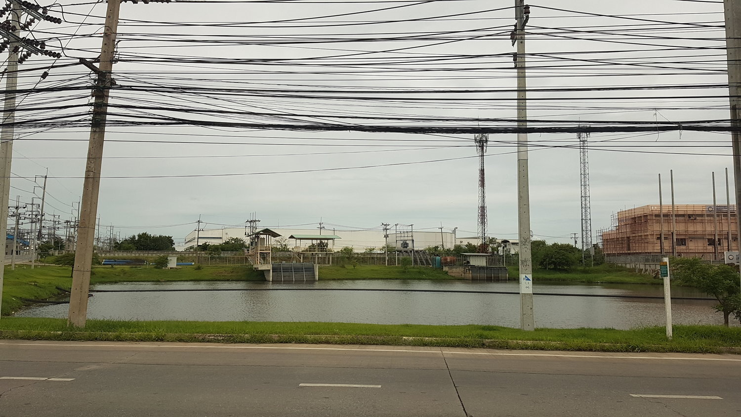  Photo 4: Japan’s investment into Thailand, especially since the 1980s, catalyzed wide-spread industrialization. In Ayuthaya, rice fields transformed into industrial estates for car and electronics manufacture. (Photo: Carl Middleton) 