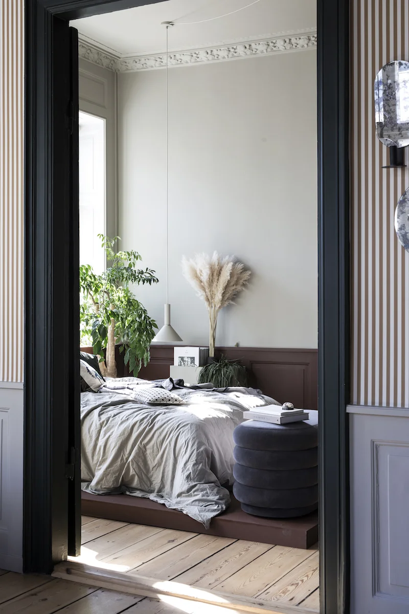 TEXTURE Textures abound in these rooms. Velvet, corduroy, linen, marble, brass and cotton sit side by side very comfortably.