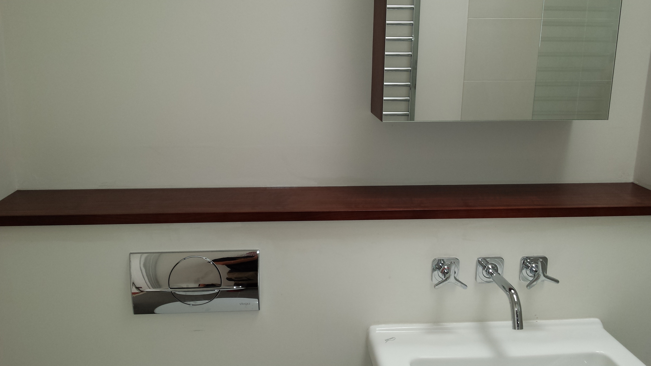 Showeroom shelf/cistern cover