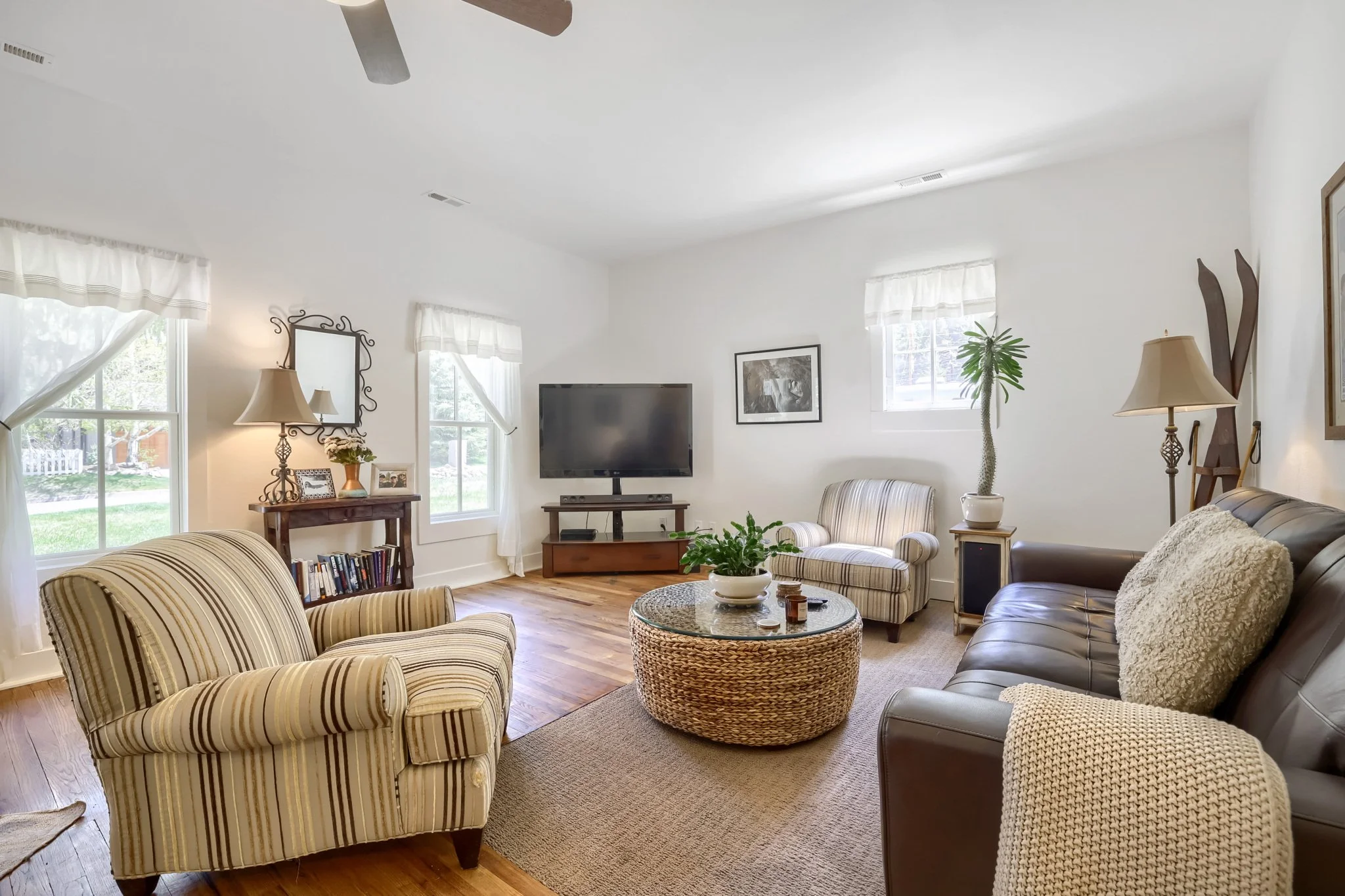 407 Seventh St - MLS Sized - 005 - 05 Living Room.jpg