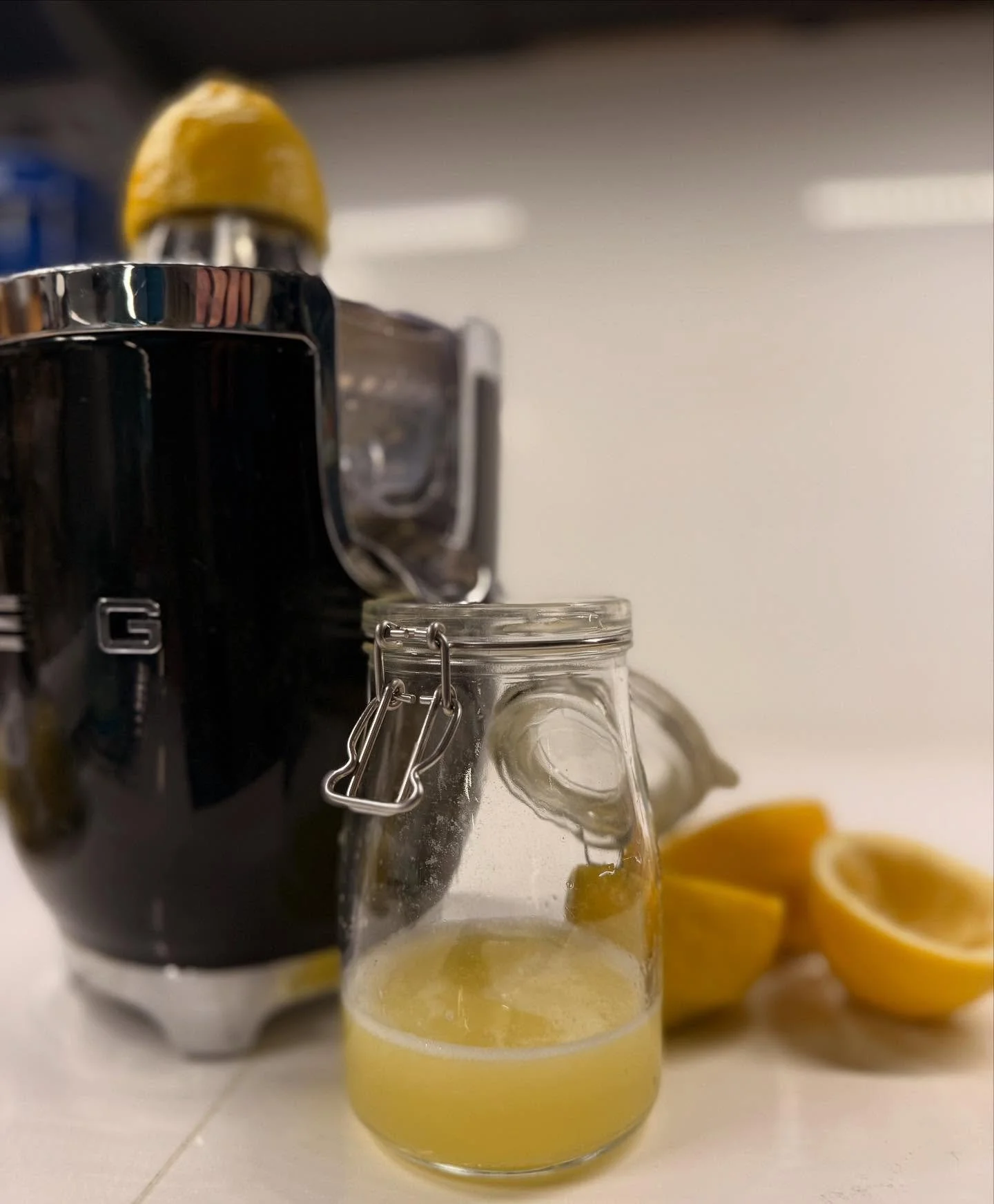 An old saying goes: When life gives you lemons, make lemonade. 🍋
I&rsquo;ve been making &rdquo;lemonade&rdquo;, that is, I&rsquo;ve been squeezing myself a half lemon to mix with stevia and water to drink firat thing in the morning for more than 15 