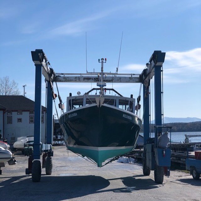 Look who&rsquo;s back...⛴⚓️
Yesterday our research vessel, the Melosira, was launched in Lake Champlain and is now back in the slip at the Burlington Waterfront!

Following regulations and plans from the state of Vermont and from the University if Ve