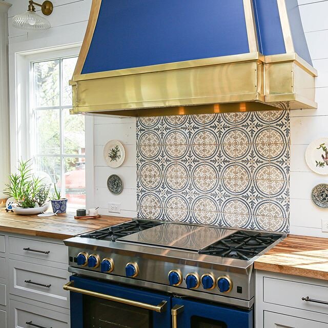 Blue is my favorite color... and Gold my favorite metal. 
I could spend some time at this range, with these appliances, that backsplash, and all the natural light coming in.  Lovely!

Builder: @estatesbydesigncustomhomes 
Photo: @bfaithphotographyash