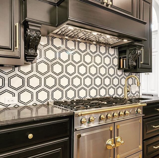 Another black and white splash for the win!  This house is a stunner...more pics to follow.  #newbuild #marbletile #backsplashtile #goldfixtures #dfwcontractor #customtile #estatesbydesign #argyletx