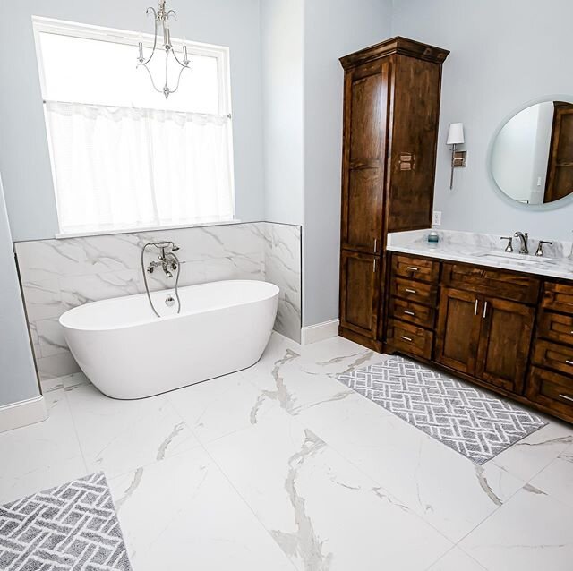 Marble look without the maintenance!  Recent master bath install in a new home. 24x48 porcelain on floors.  12x24 porcelain polished marble look on walls. Schluter trim at edges. #bfaithphotography #newconstruction #simpsonandgardnercustomhomes #mast