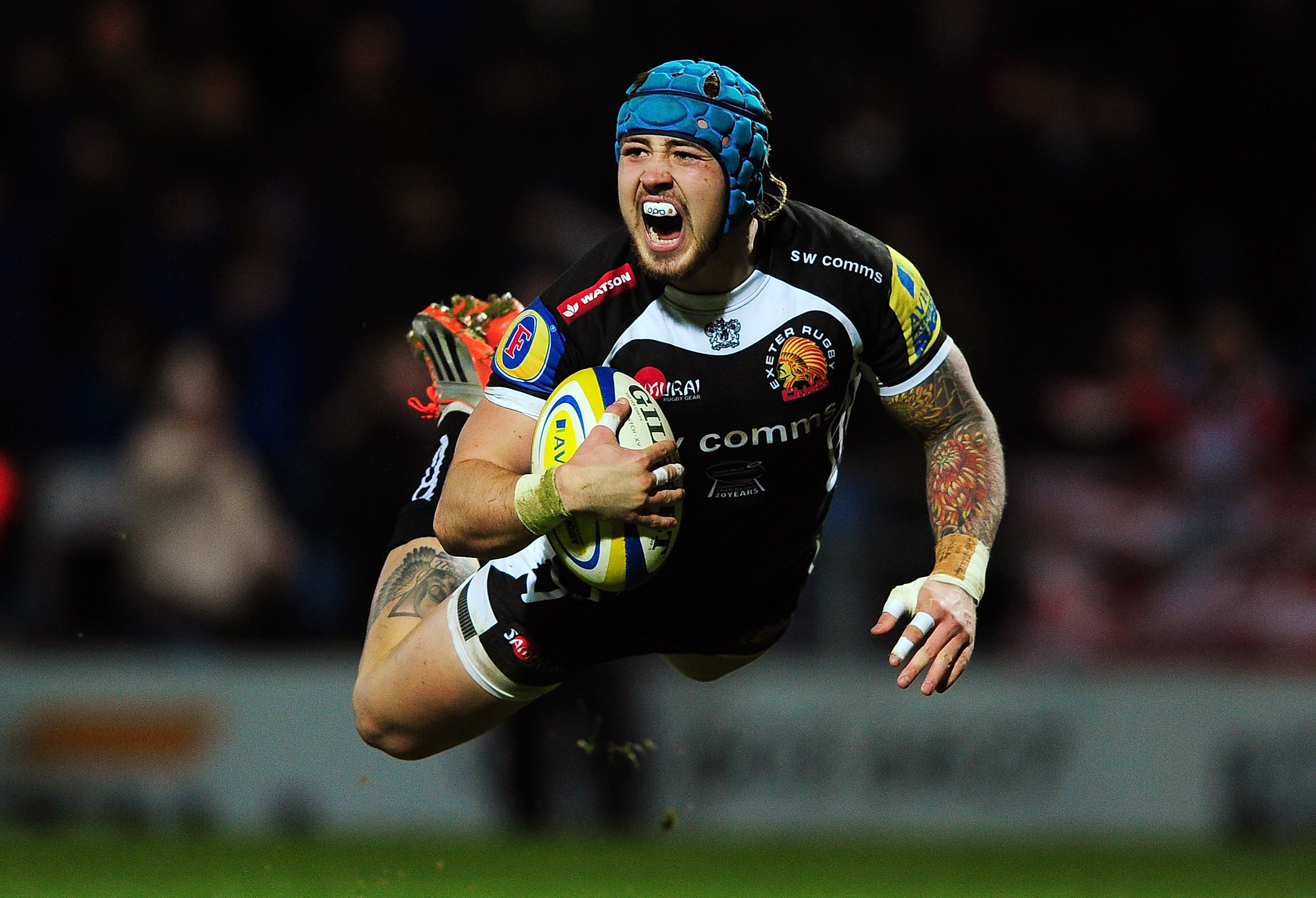  Jack Nowell of Exeter Chiefs dives over for a try 
