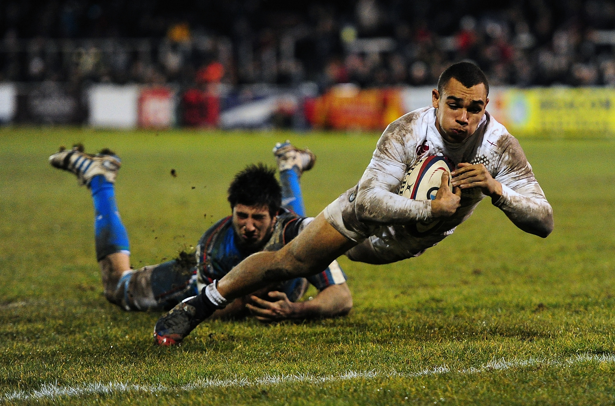  Joe Marchant dives over for a try. 
