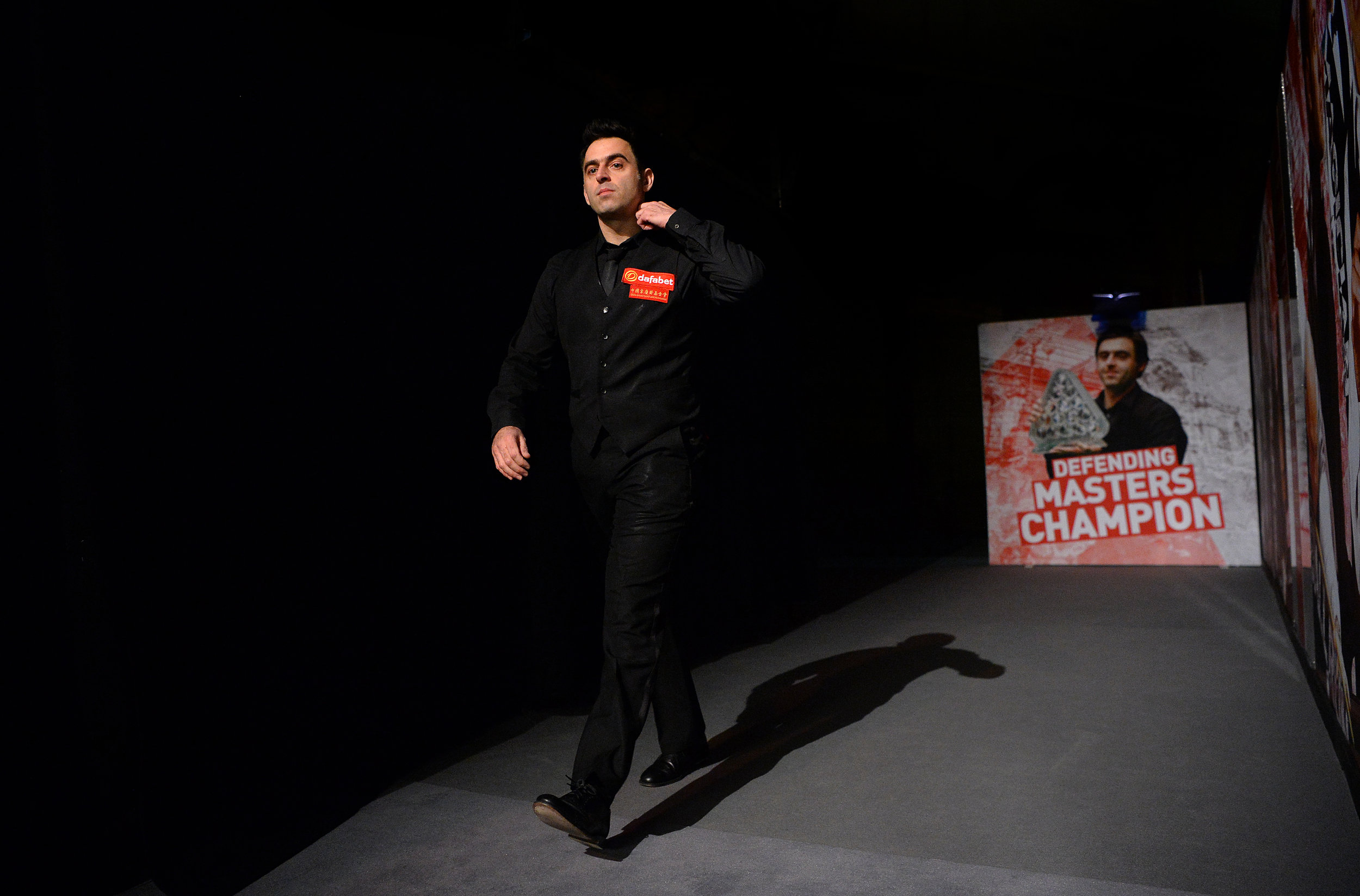  Ronnie O'Sullivan strides out to the table. 