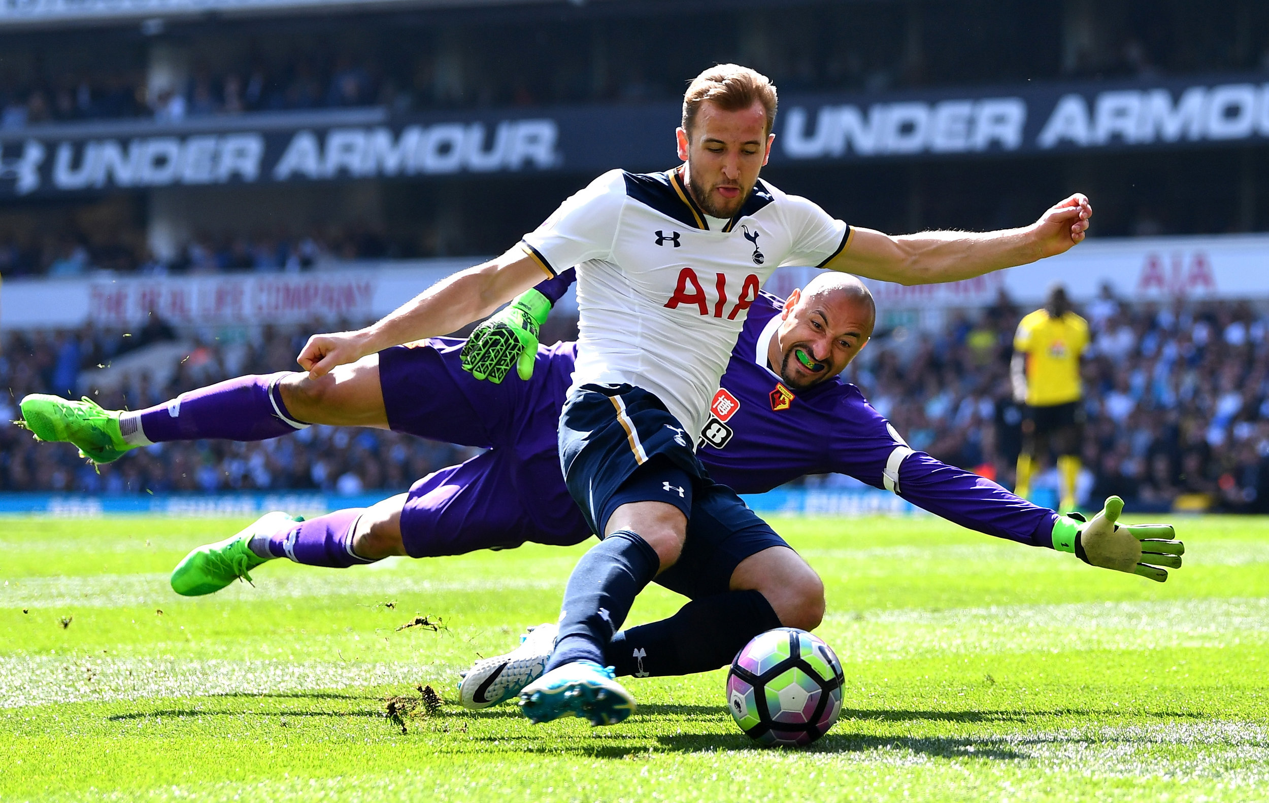  Harry Kane under pressure from Heurelho Gomes 