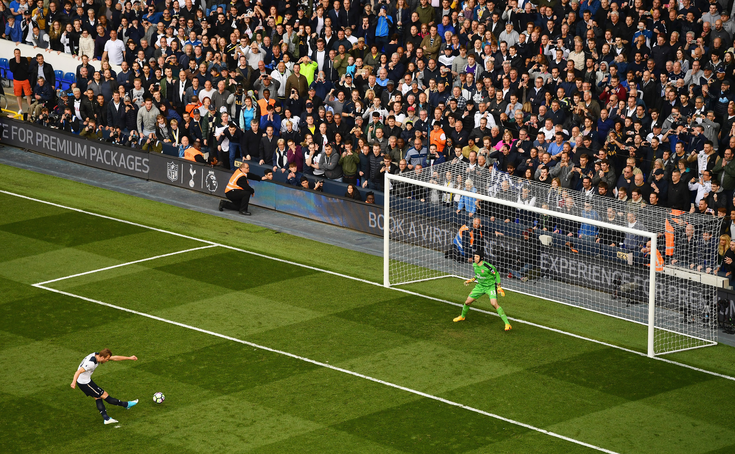  Harry Kane scores from the spot. 