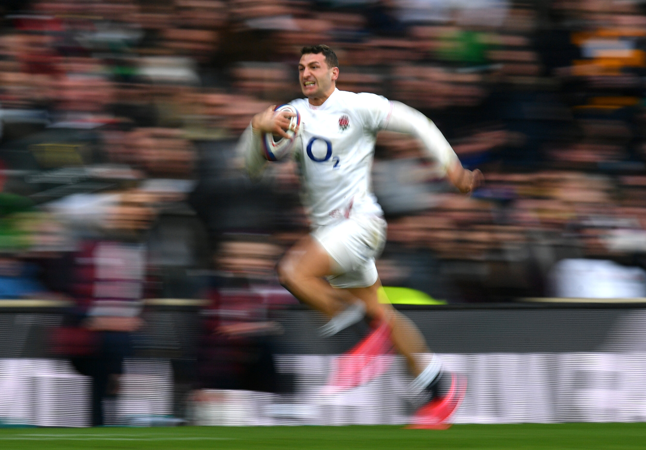  Jonny May breaks free. 