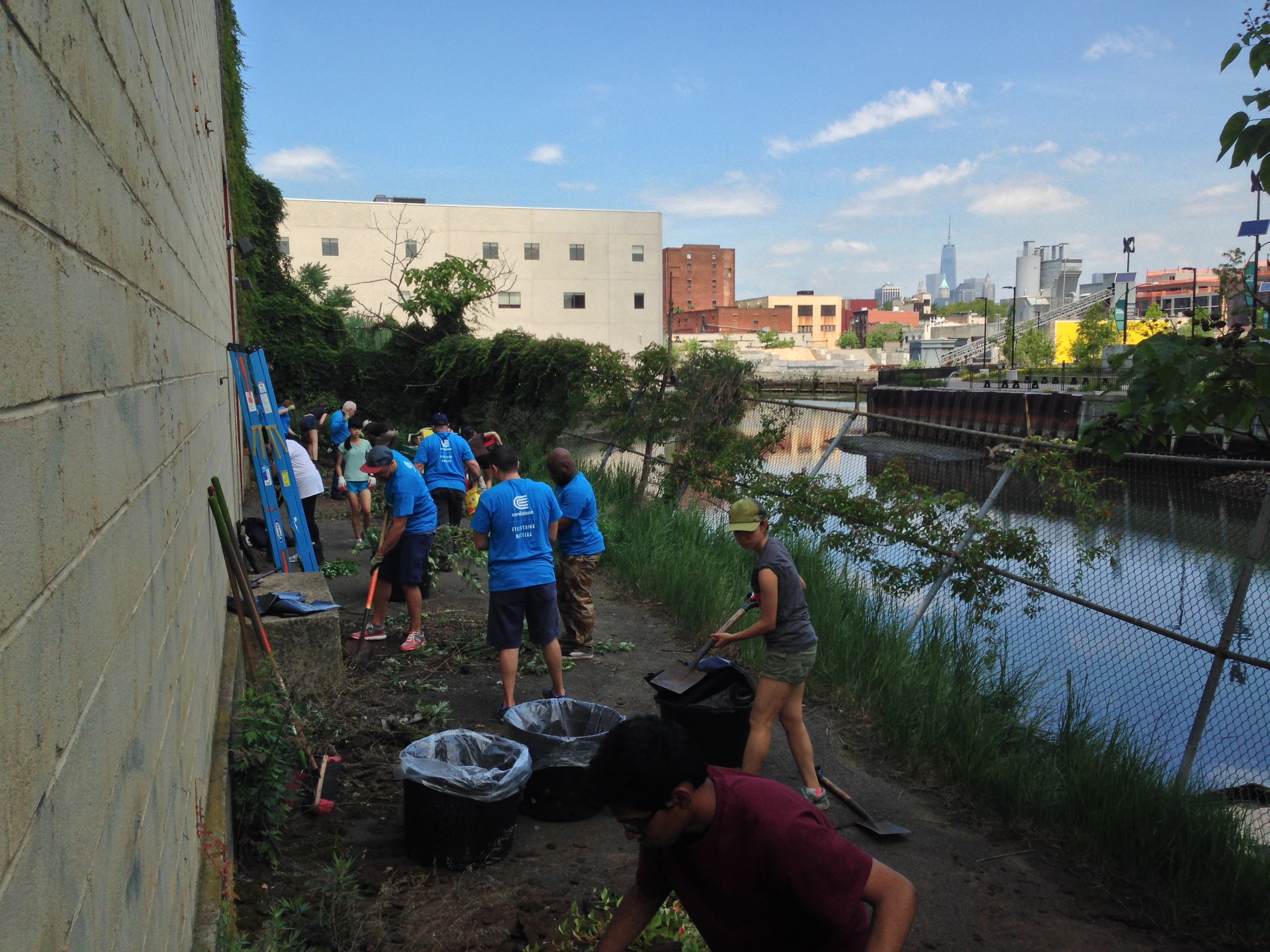  In collaboration with Ruth Hofheimer Volunteer site cleanup day with Gowanus Canal Conservancy 2014-2015 100 feet x 35 feet acrylic on cement block site: Gowanus/Brooklyn, NY 