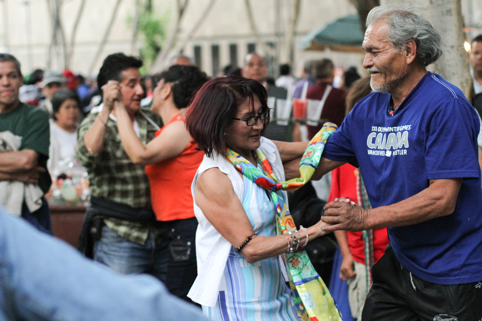  A couple dances in the street in Mexico City on April 30, 2014.&nbsp; 