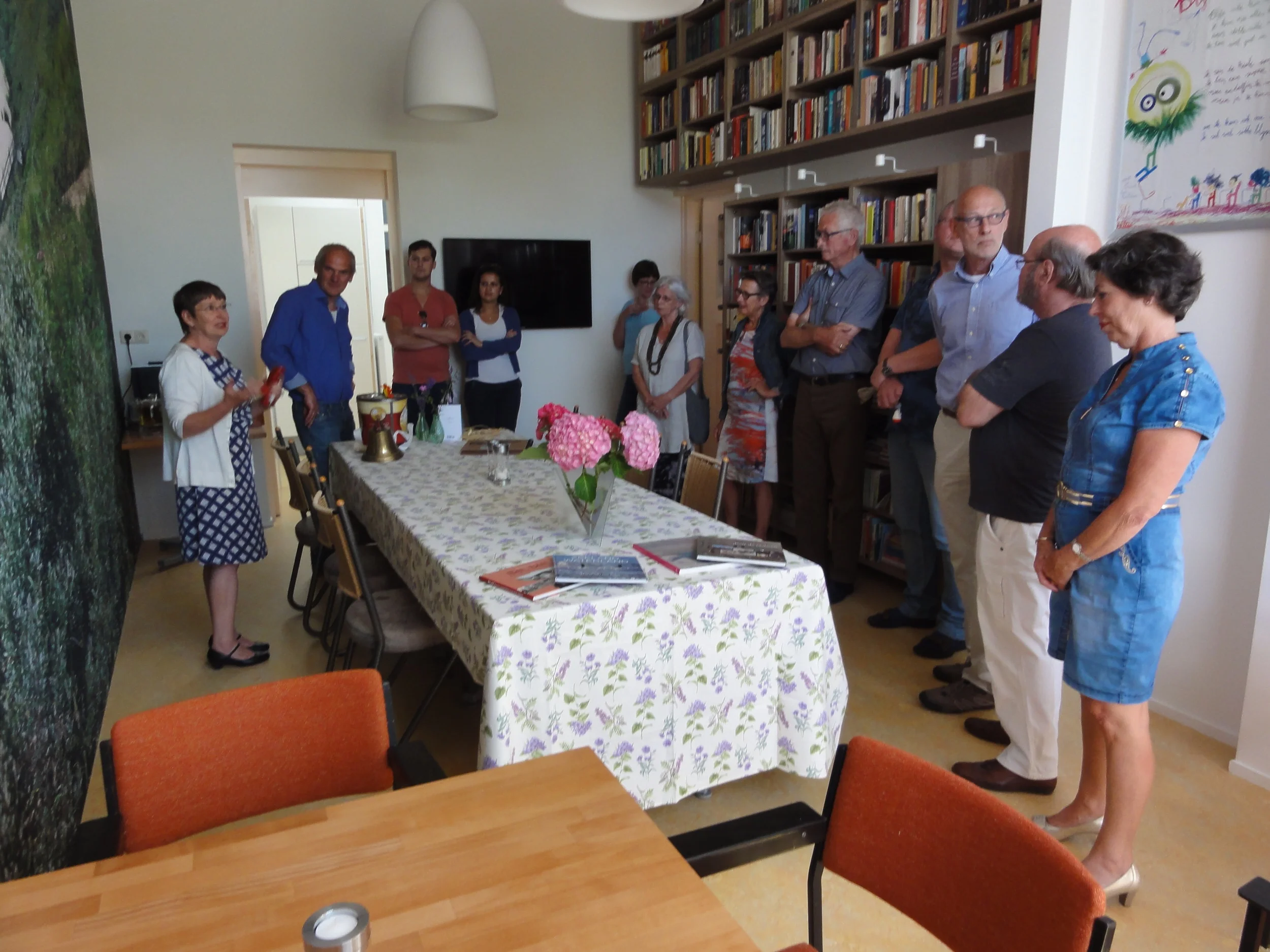 Buren hebben mooie speeches en oude schoolbel als cadeau.